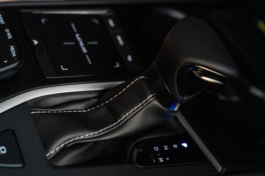 Детали интерьера Lexus UX200 2019 года  (MY) (фото 17 из 35)